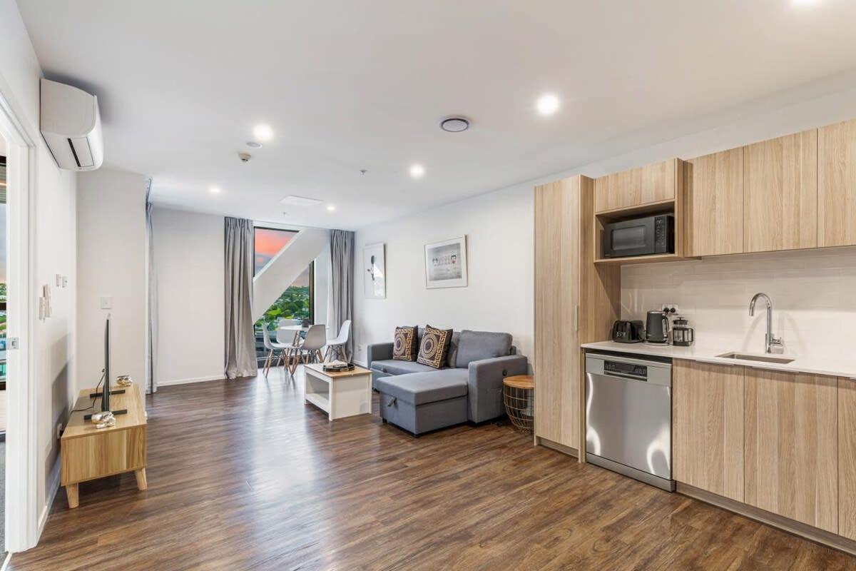 Stunning Ellerslie Apartment + Private Balcony Auckland Exterior photo