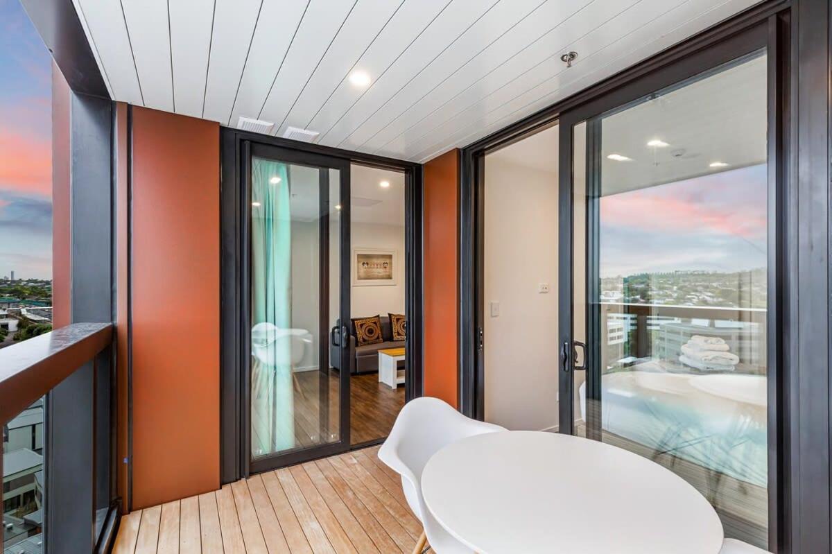 Stunning Ellerslie Apartment + Private Balcony Auckland Exterior photo